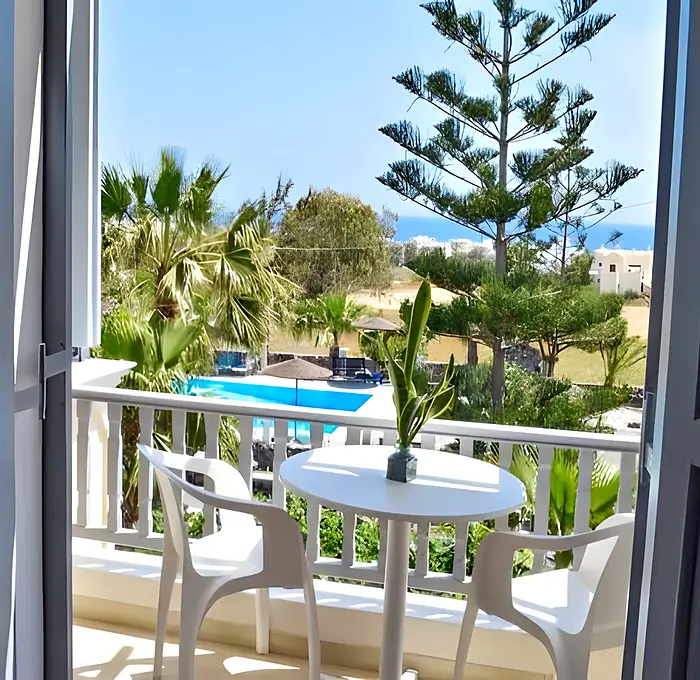Balcony with chairs and a view over the pool